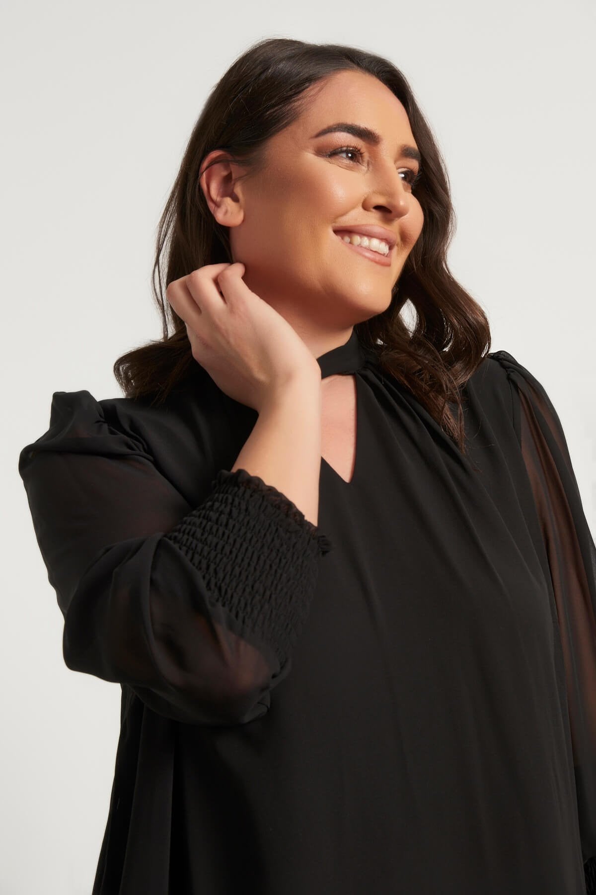 Yaka Detaylı Gipeli Şifon Elbise