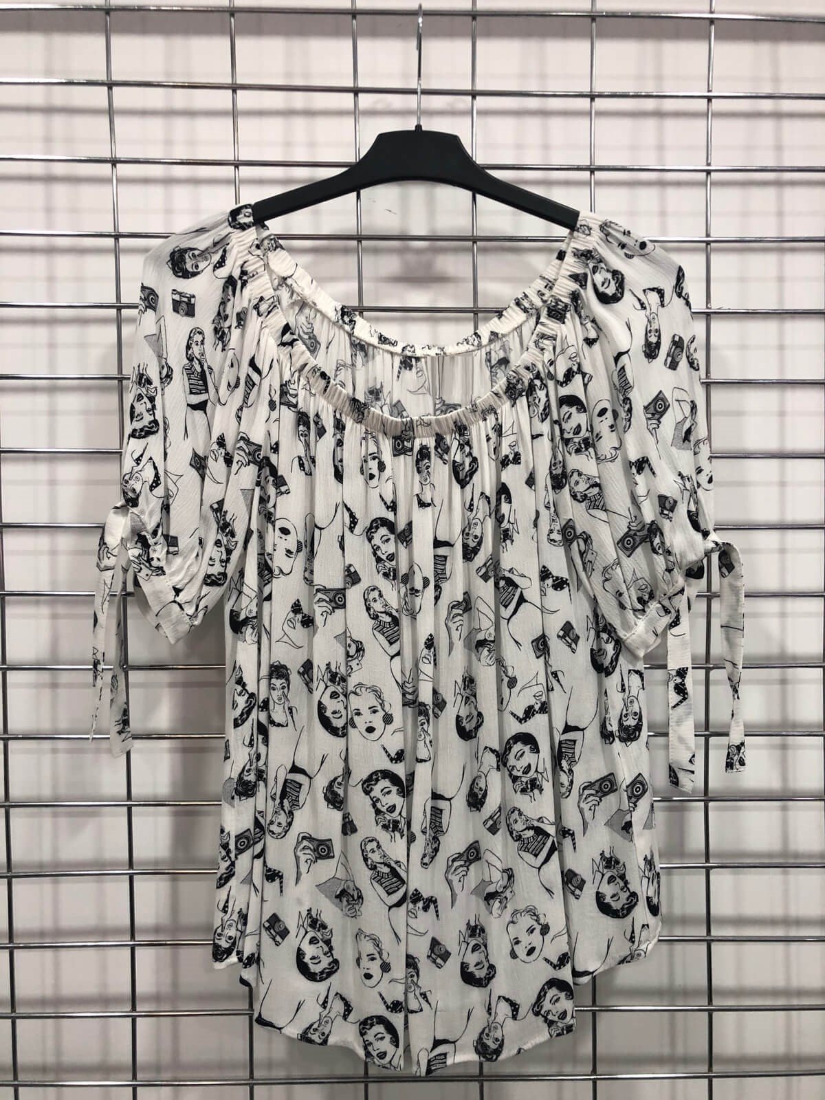 Yakası Lastikli Kolları Bağcıklı Bluz